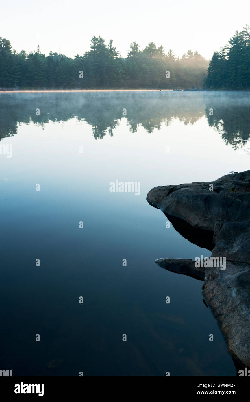 Balsam Lake con granito Escudo Canadiense en el primer plano. Foto de stock