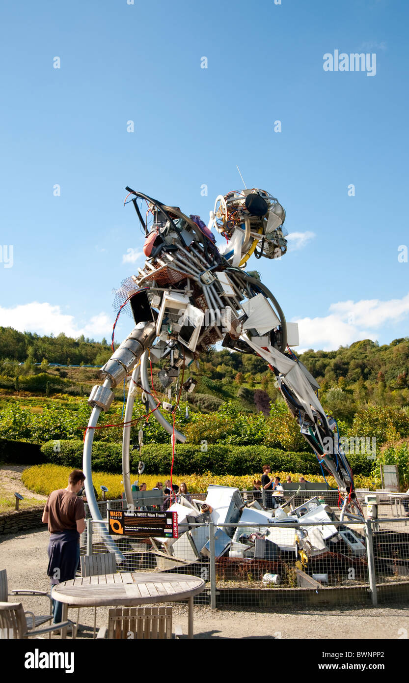 Weee Man, escultura hecha desde descartado hogar electrodomésticos, el Eden  Project, Cornwall, Inglaterra, Reino Unido Fotografía de stock - Alamy