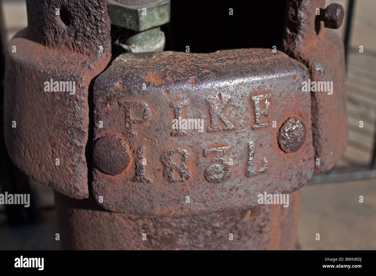 Bomba de agua de hierro fundido antiguo en Longport Street Canterbury Foto de stock