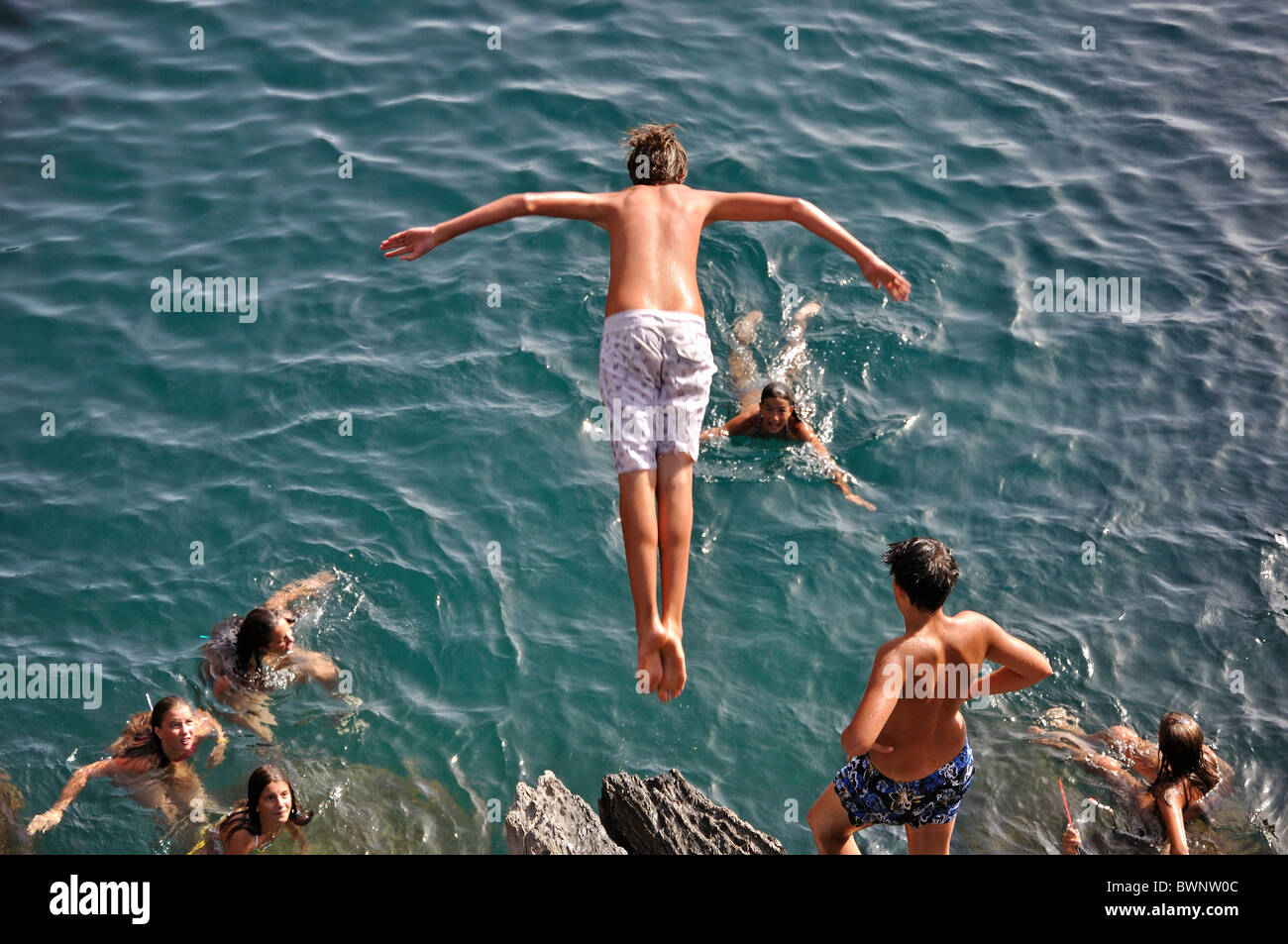 Un adolescente diving off algunas rocas cliff 5 Terre Cinque Cinqueterre Fotografía de stock Alamy