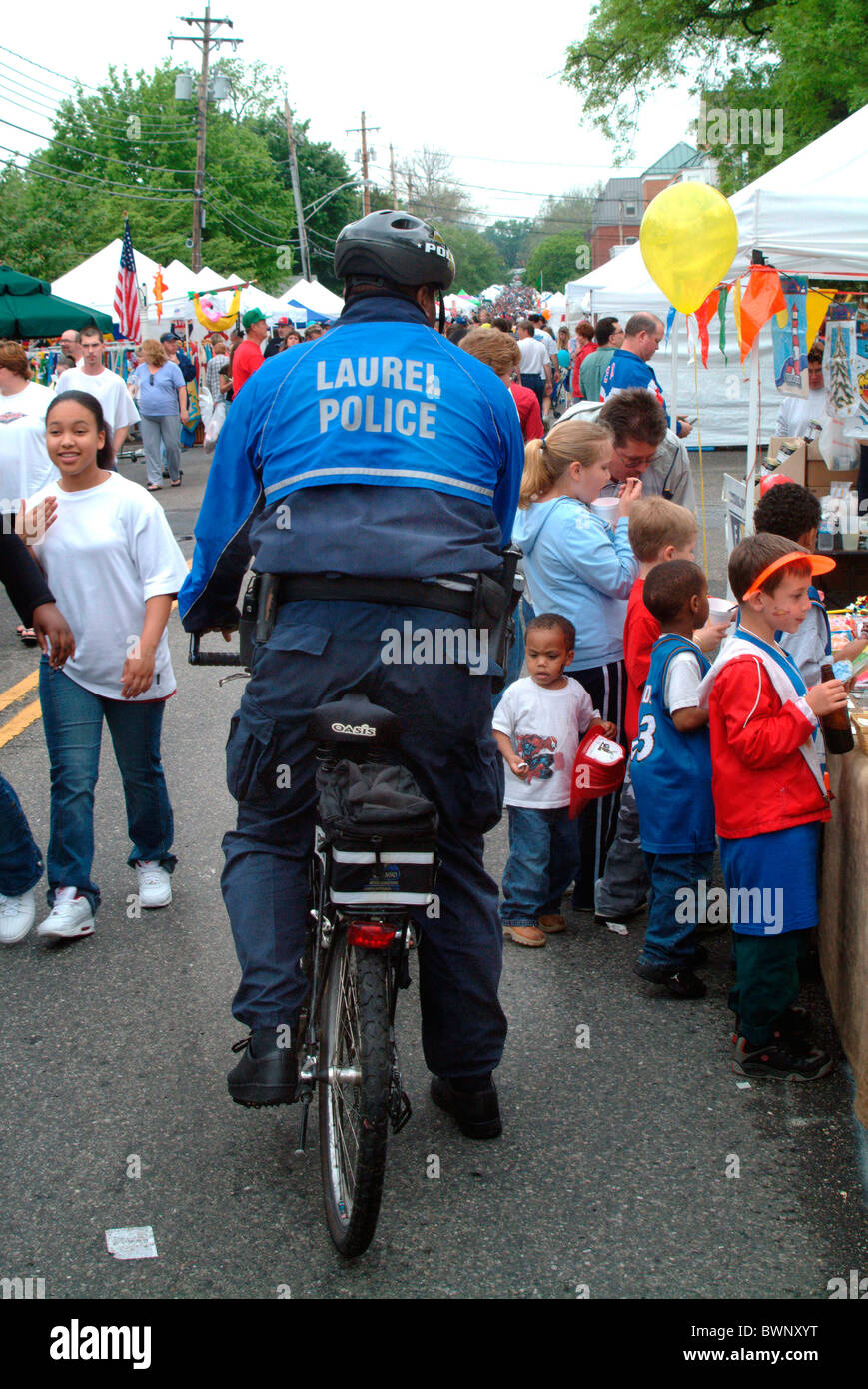 La policía patrulla en bicicleta en Laurel, Maryland Foto de stock