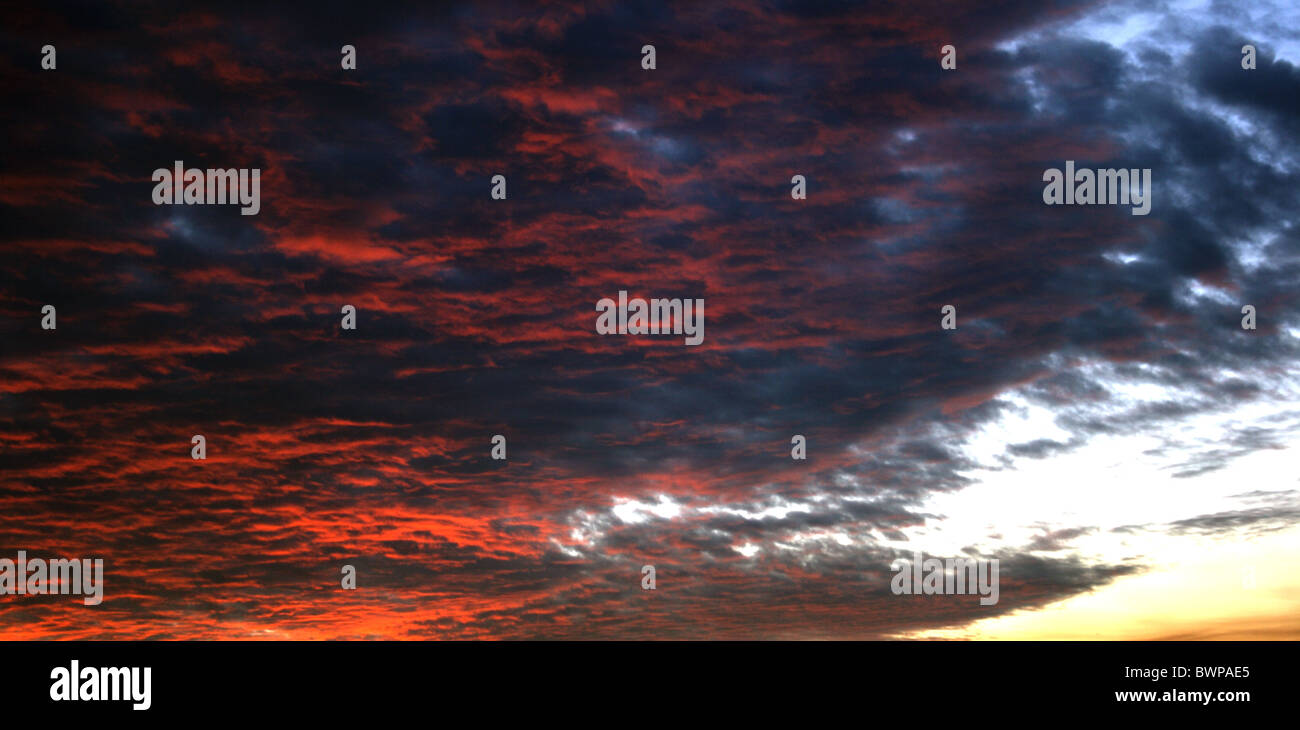 Las nubes, iluminado por el sol Foto de stock