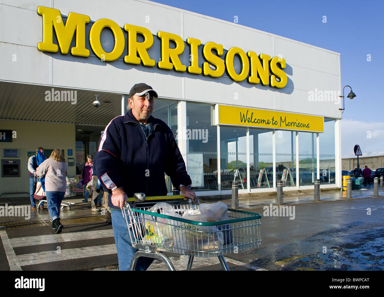 Un cliente dejando Morrisons supermercado en Redruth, Cornwall, Reino Unido Foto de stock