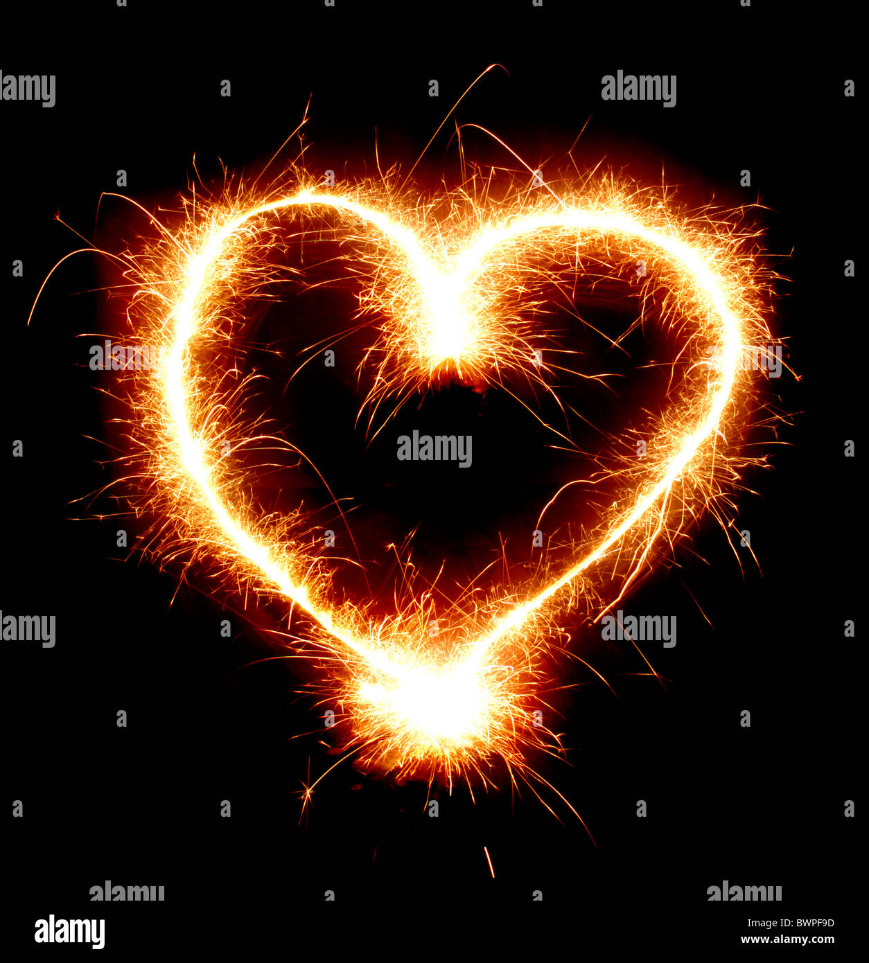 Chispeante forma corazón aislado sobre fondo negro Foto de stock