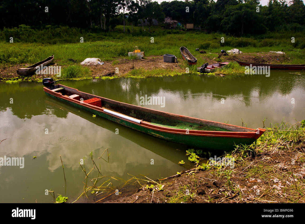 Lago Bayano, Panamá - canoa motorizada, Lago Bayano, la Comarca Kuna de Madungandi territorio indígena. Foto de stock