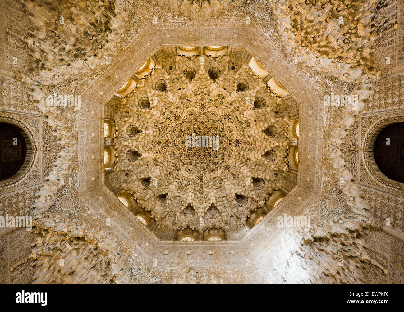 Arco ornamentado en la Alhambra (Granada, España) Foto de stock