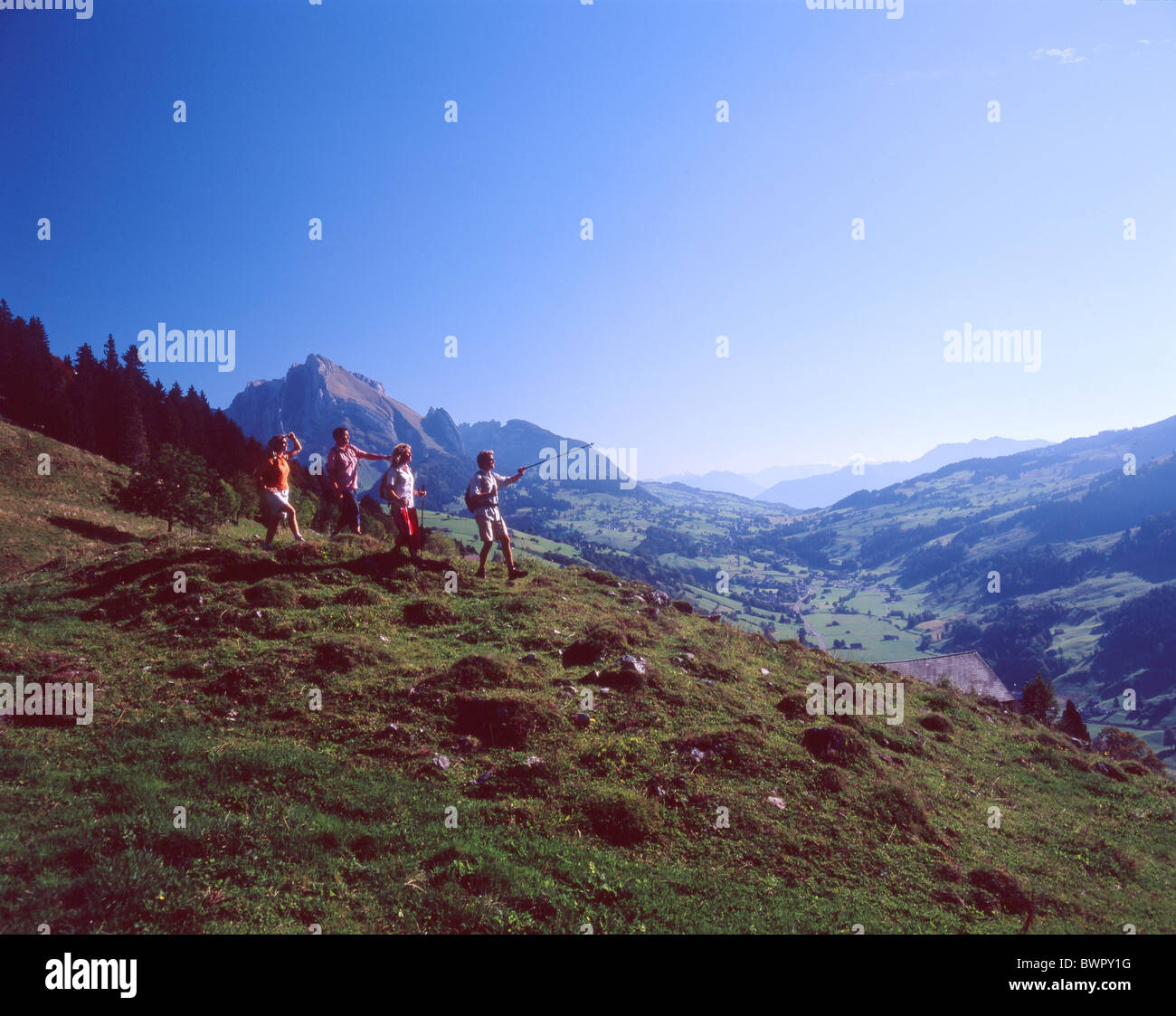 Suiza Europa Alt St.Johann Cantón St.Gallen Toggenburg excursionistas senderista senderismo cuatro personas grupo Landscap Foto de stock