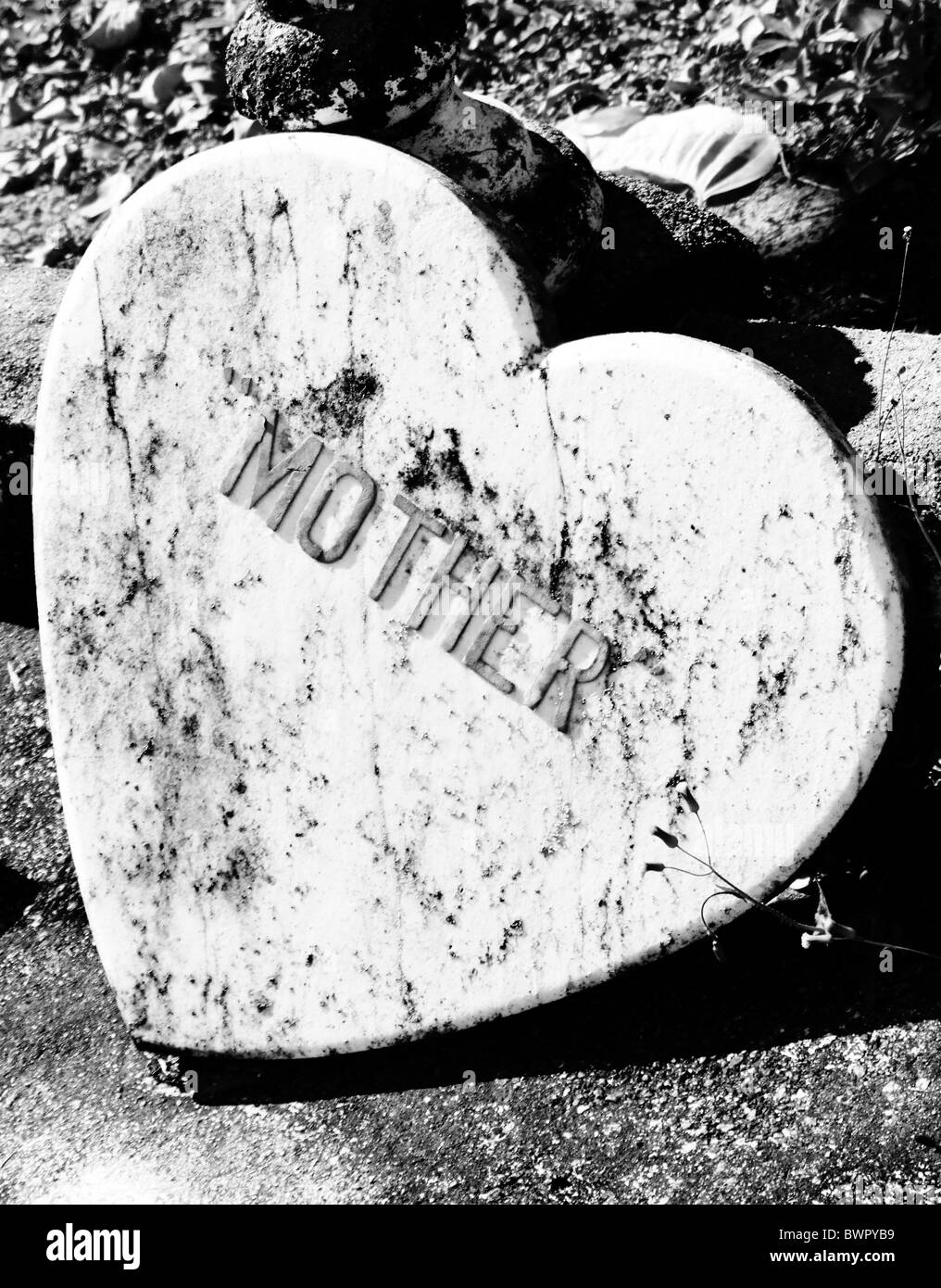 Madre madre momia tumba cementerio tristeza corazón triste memoria de piedra cementerio de recuerdos adiós amor familia Foto de stock