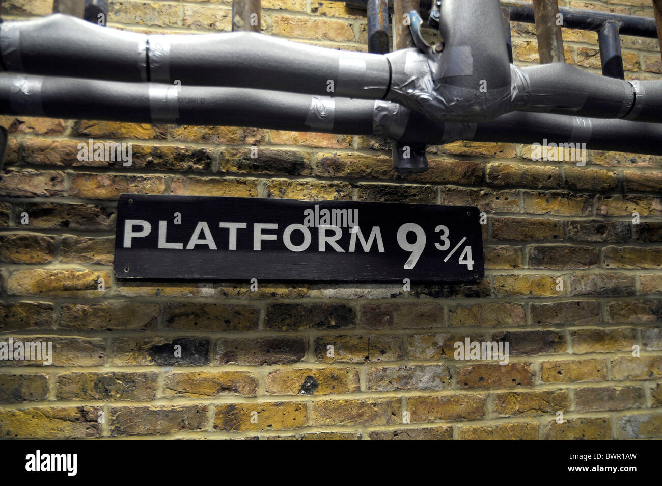 En el Reino Unido. Plataforma 9 3/4 DE HARRY POTTER en la estación de Paddington, Londres Foto de stock