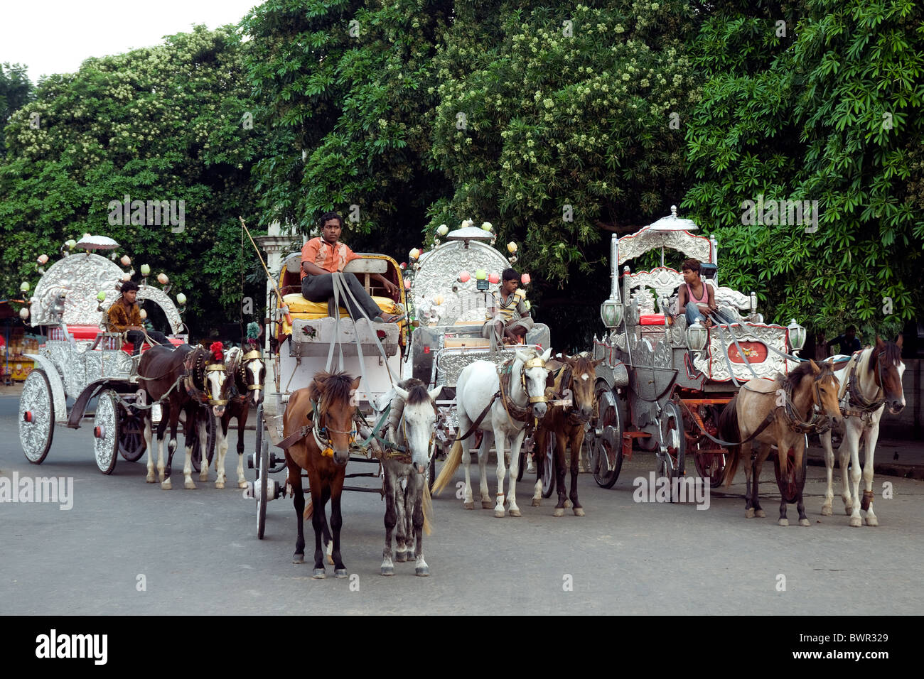 Ricamente ornamentadas, carruajes de caballos esperan a los visitantes a Kolkata la Victoria Memorial Foto de stock