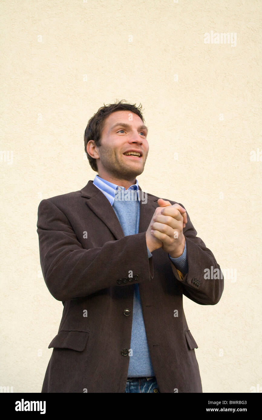 El hombre europeo dentro de gestos el lenguaje corporal de una persona  morena y el vello oscuro gesticulating personas sonrisa SMI Fotografía de  stock - Alamy