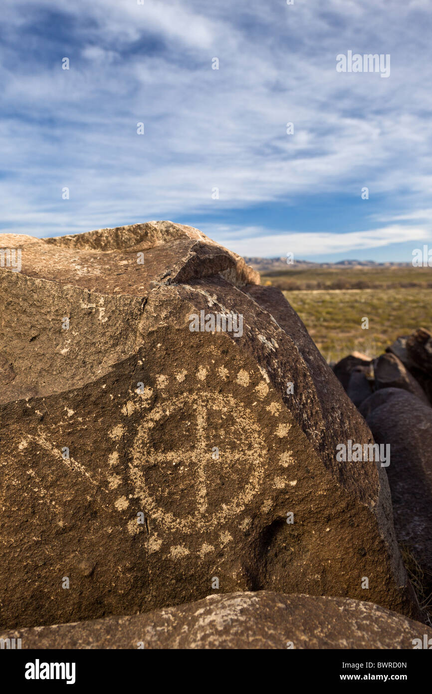 Los petroglifos con círculo y dot motif hecha por la Jornada Mogollon tribu en los Tres Ríos de sitios de petroglifos, en Nuevo México, EE.UU.. Foto de stock