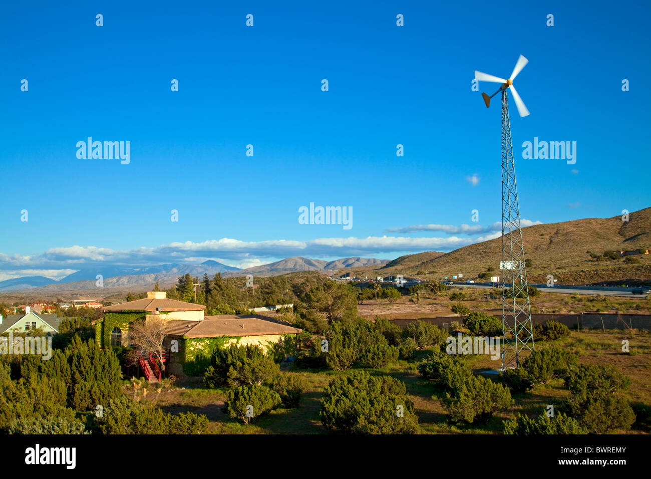 Turbina eólica residencial, Palmdale, el condado de Los Angeles,  California, EE.UU Fotografía de stock - Alamy
