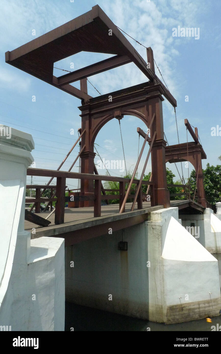 Puente levadizo holandés del siglo XVII conocido como Puente del mercado de pollo, en Kota, Yakarta, Indonesia. Foto de stock