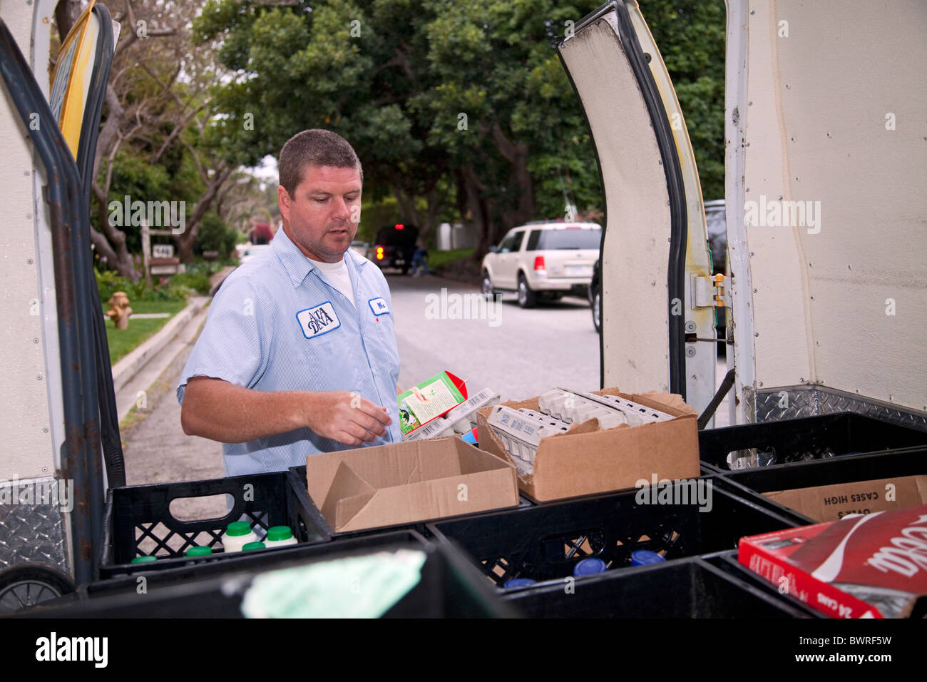 Lechero Wes Miller a menudo comienza su ruta de entrega de leche por la  mañana alrededor de las 3:30 de la mañana. Santa Monica, California, EE.UU  Fotografía de stock - Alamy