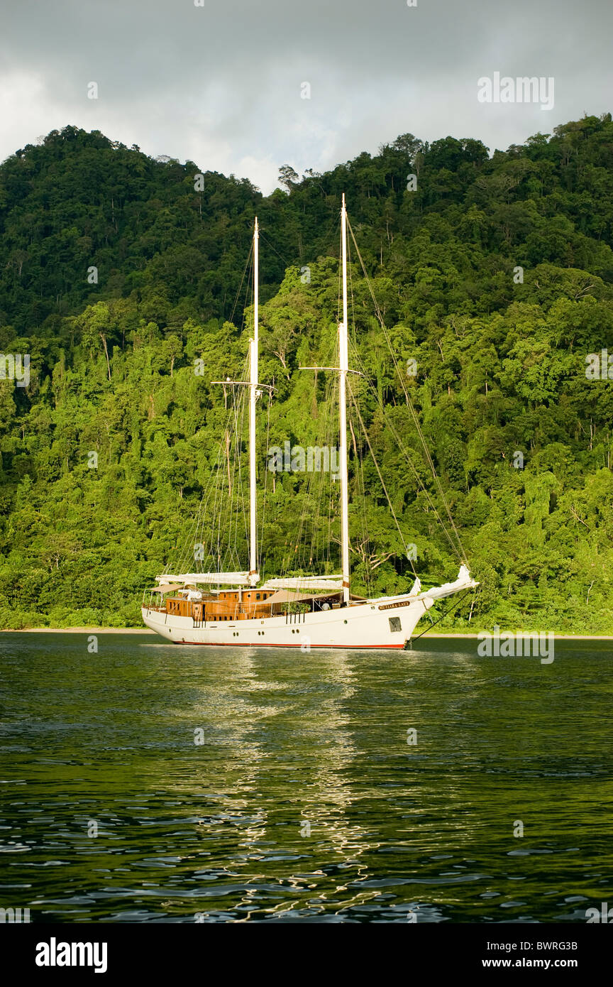 Vista panorámica de la isla Batanta y un bote de vela, Raja Ampat Indonesia Foto de stock