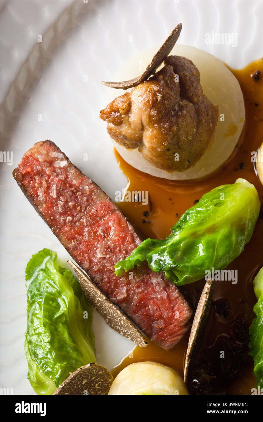 Carne danesa con apio, pequeñas Coles, mollejas y trufa negra preparada por Kristian Meller y Rune Jochumsenat, Chefs Foto de stock