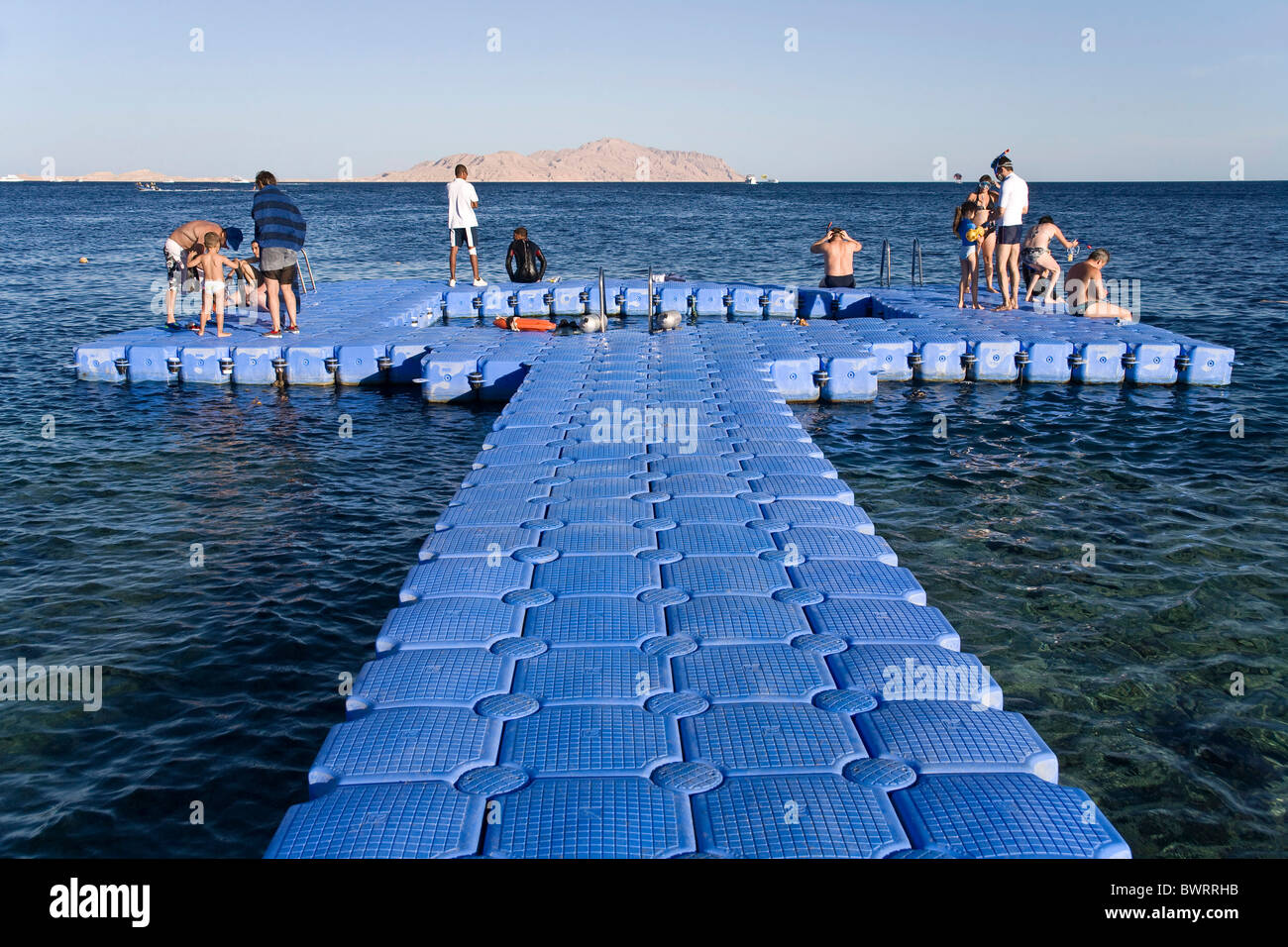 Plataforma flotante para el snorkeling y el buceo en el Mar Rojo, Sharm el Sheikh, Egipto, África Foto de stock