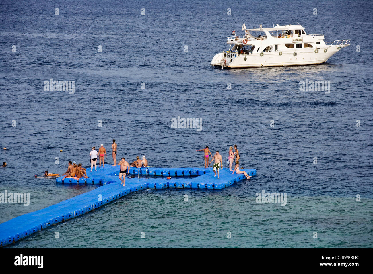 Plataforma flotante para el snorkeling y el buceo en el Mar Rojo, Sharm el Sheikh, Egipto, África Foto de stock