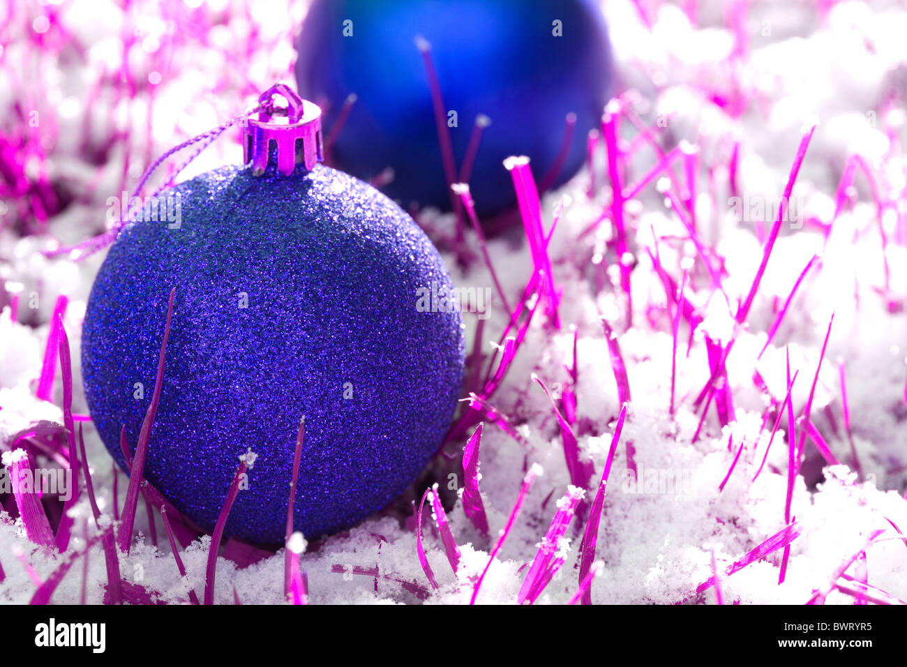 Blue bolas de Navidad con nieve colores abstractos Foto de stock