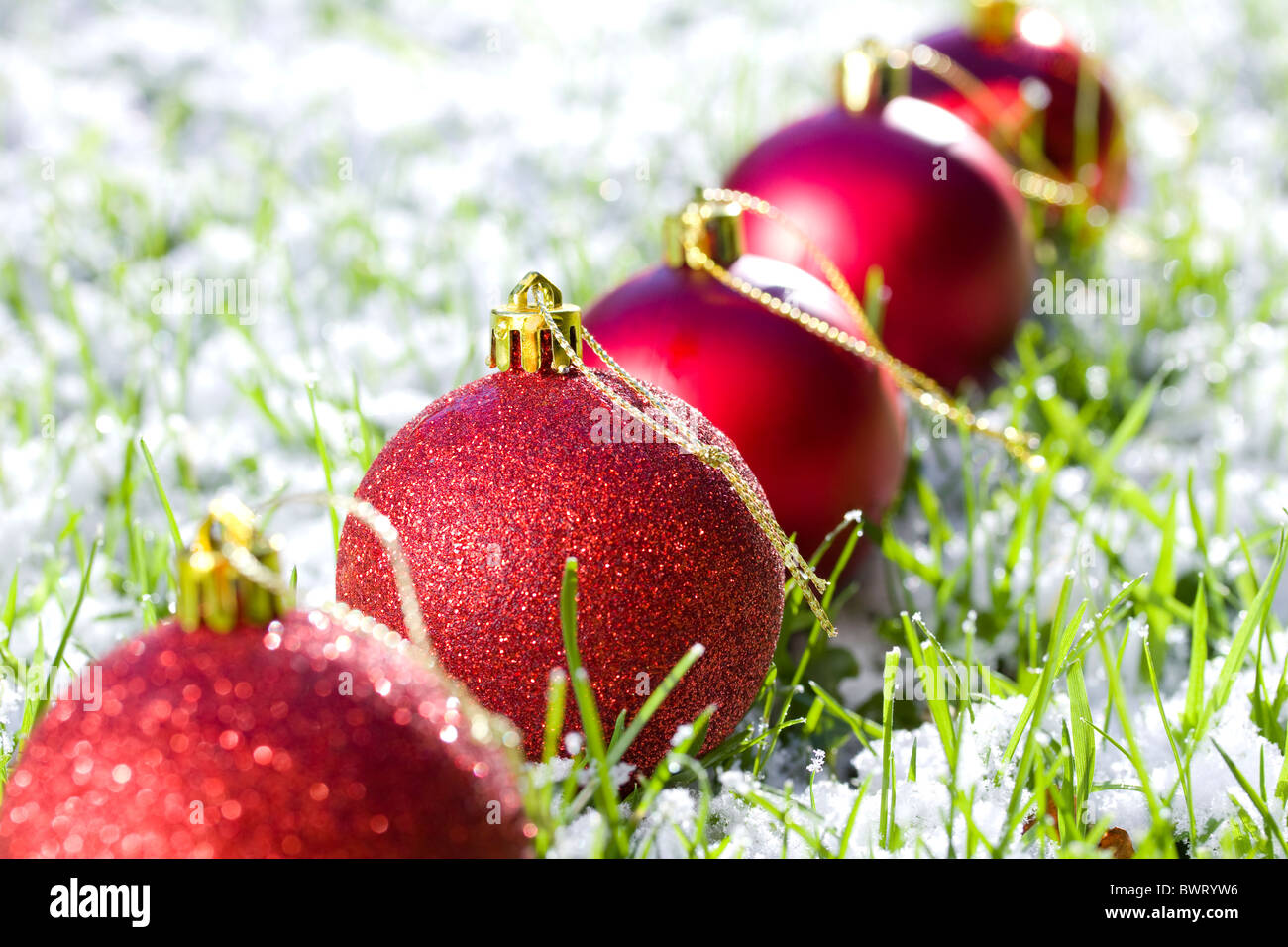 Fila de bolas de Navidad con nieve se centran en segunda bola Foto de stock