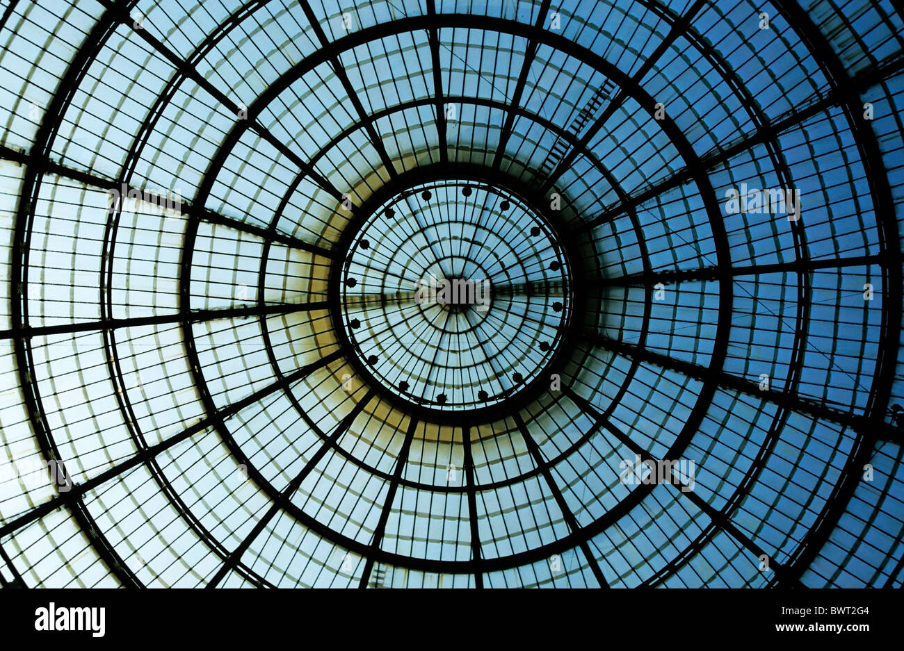 Una cúpula de cristal en el centro comercial Galleria Vittorio Emanuele II,  Milán, Italia Fotografía de stock - Alamy