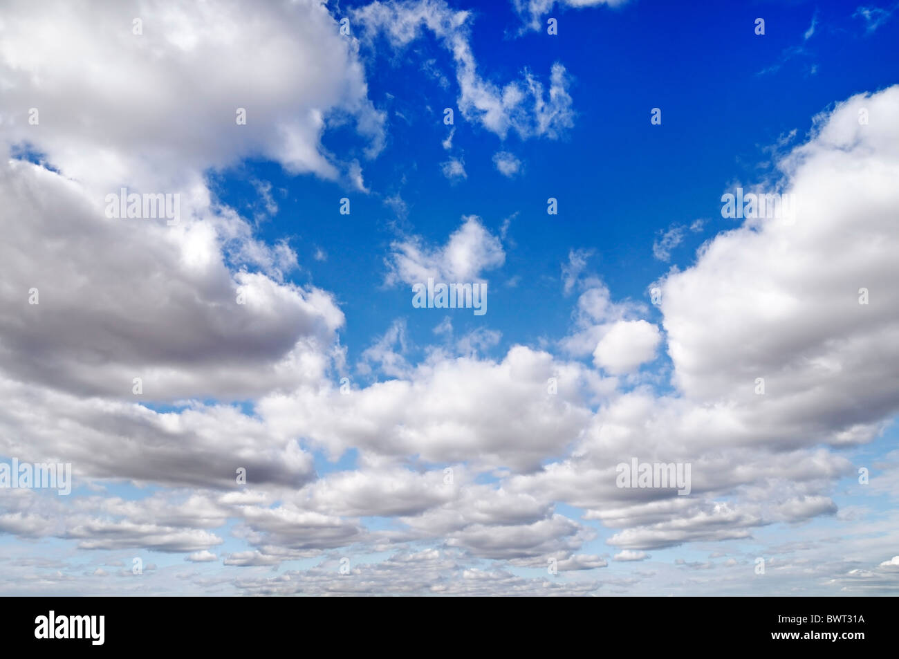 Nube llenó el cielo azul Foto de stock