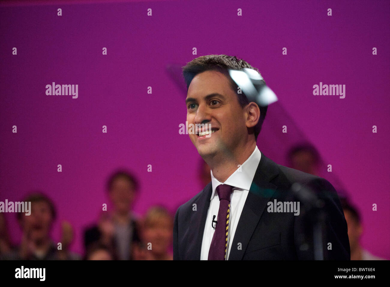 Ed Miliband, toma el escenario detrás de un teleprompter para abordar delgates con su discurso con ocasión del líder del Partido Laborista Foto de stock