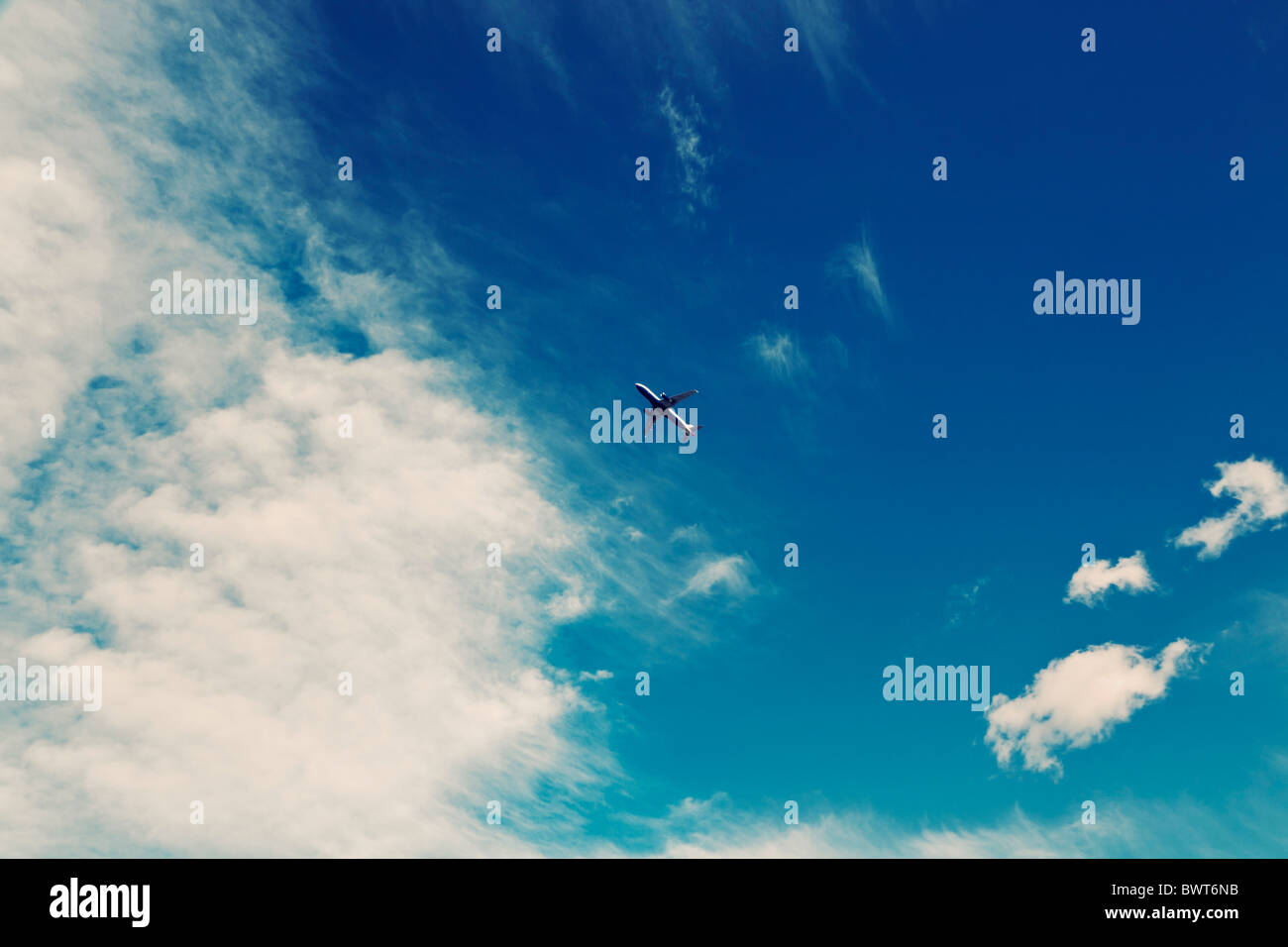 Avión comercial en cielo nublado Foto de stock