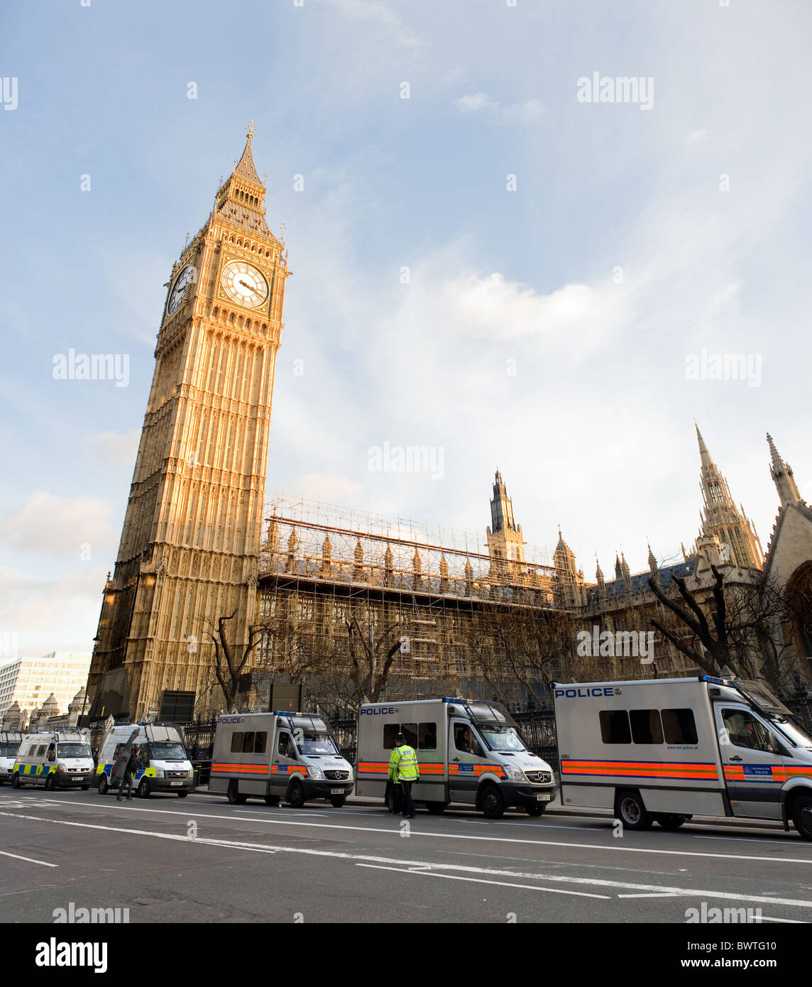 Camionetas de la Policía Metropolitana, fuera de las Casas del Parlamento en Londres. Foto de stock