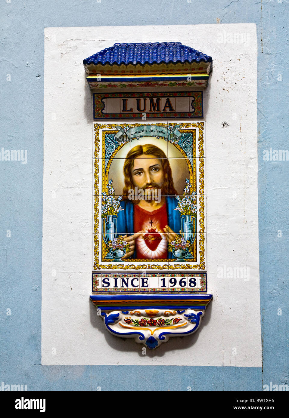 Placa de pared de Jesús en un colorido y arquitectura histórica en San Juan;Puerto  Rico Fotografía de stock - Alamy