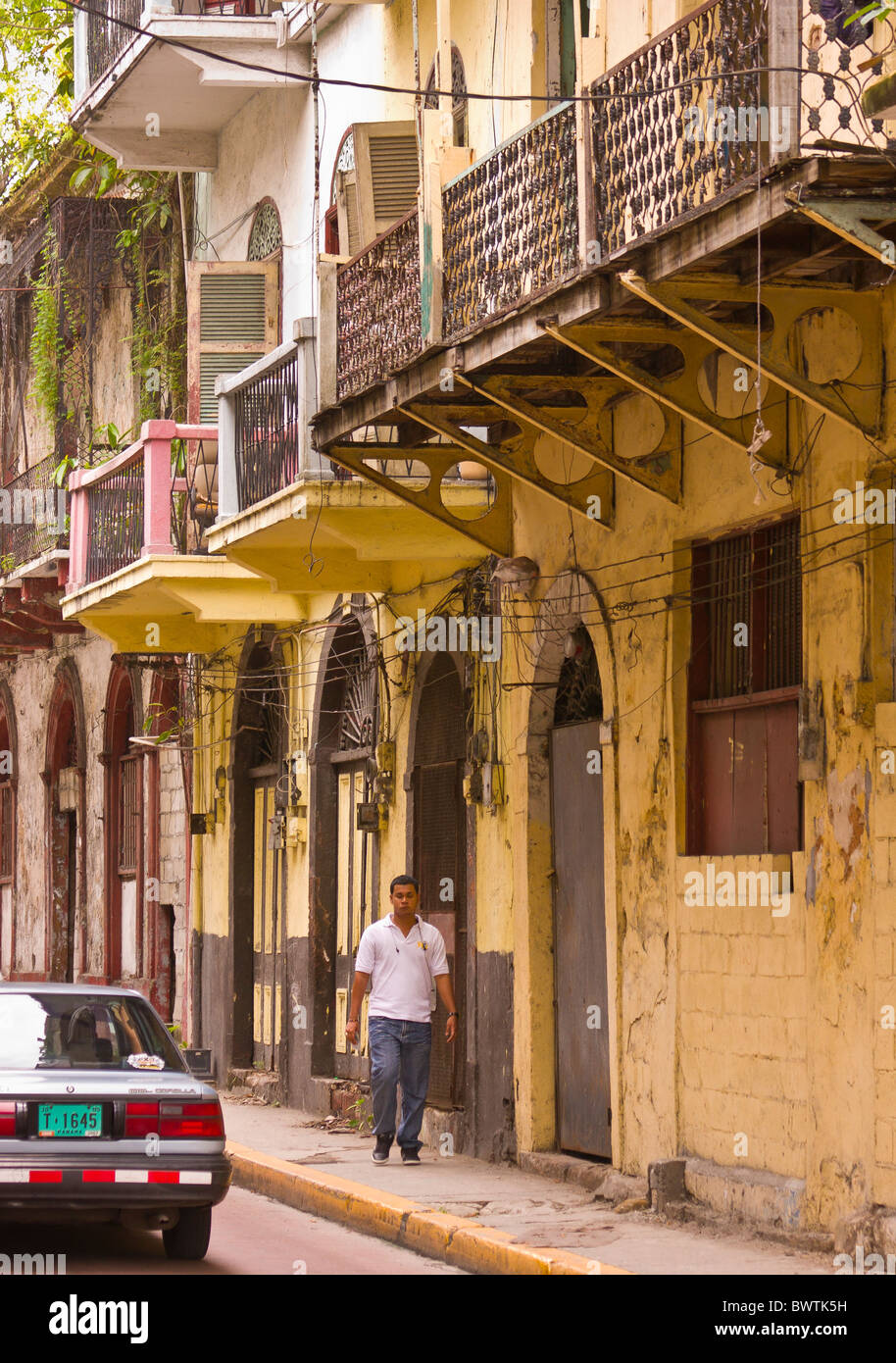 Ciudad de Panamá, Panamá - Hombre sobre la acera de la calle Santos Jorge, en el Casco Viejo, el centro histórico de la ciudad. Foto de stock