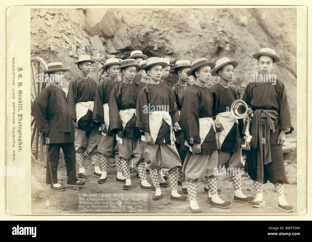 Manguera de paso la competición en equipo hombres chinos el cubo y el cubo raza fiebre de oro Gold Mining Deadwood Dakota foto John Grabill Foto de stock