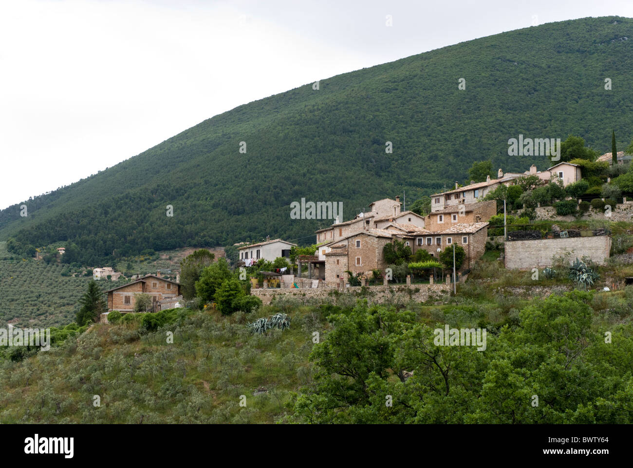 Vistas panorámicas del río Clitunno valle de la Valnerina colinas al norte de Spoleto, en Umbría Foto de stock