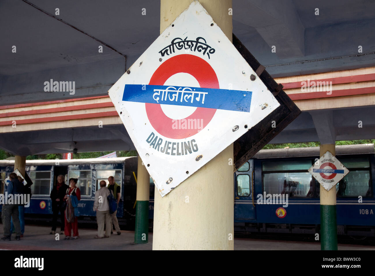 Estación de Ferrocarril Darjeeling, famosa por los trenes históricos proporcionando el transporte ferroviario en el alto Himalaya Foto de stock