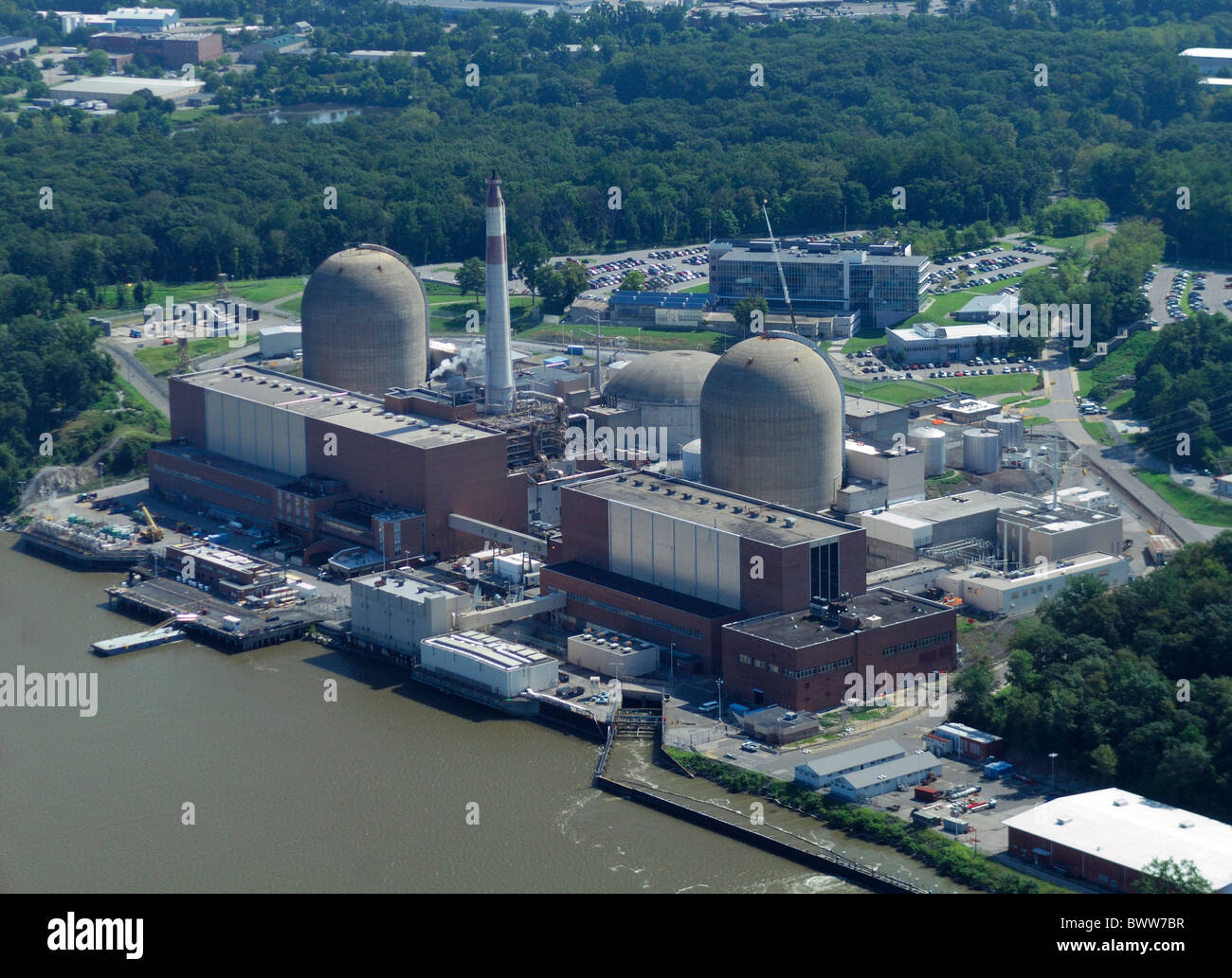 Vista aérea de la central nuclear Indian Point Energy Center en el río Hudson, Buchanan, estado de Nueva York, EE.UU. Foto de stock