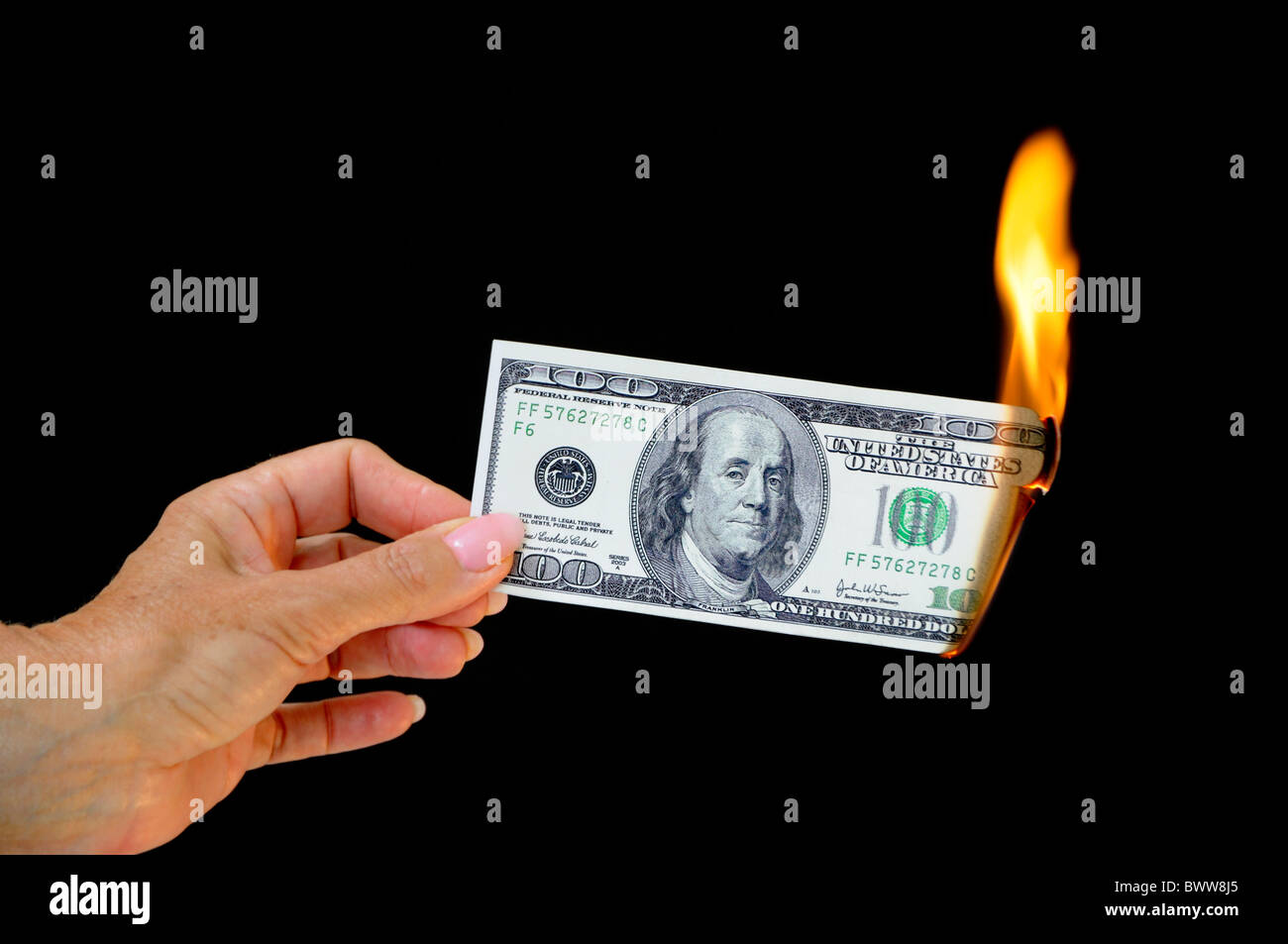Nota dinero bill 100 cien dólares llama fuego quemar dinero destruir inflación amortización financi roto Foto de stock