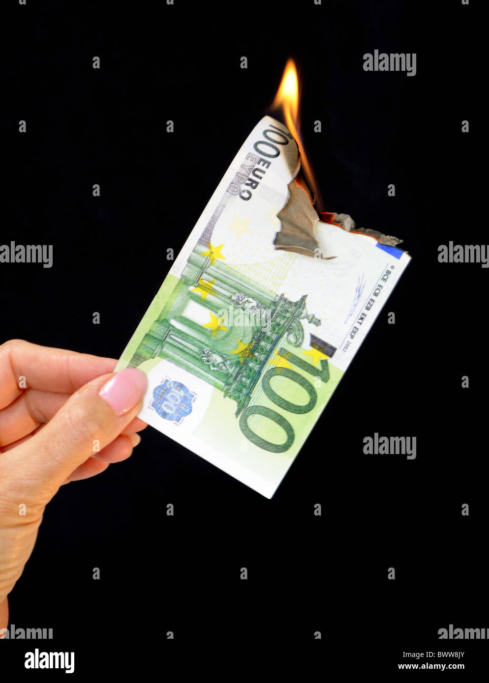 Nota dinero bill 100 cien euros llama fuego quemar dinero destruyen la depreciación financiera inflación roto Foto de stock