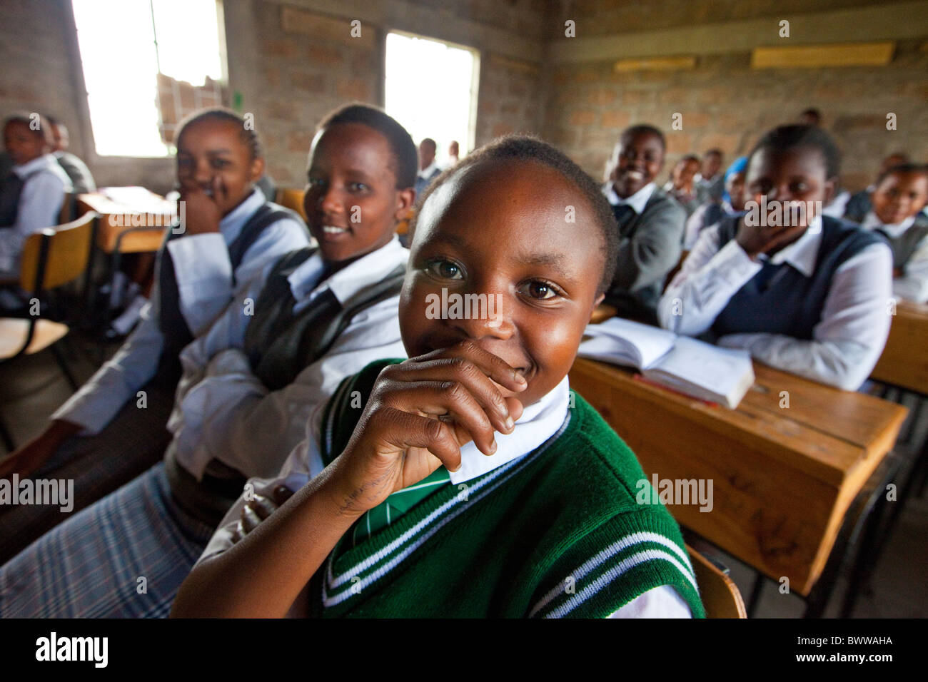 Aula de jóvenes estudiantes de Mathare tugurios, Maji Mazuri Centro y Girls High School, Nairobi, Kenia Foto de stock