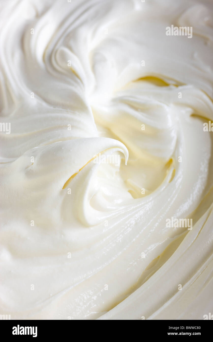 Remolinos y patrones en la superficie de un queso cremoso. Foto de stock