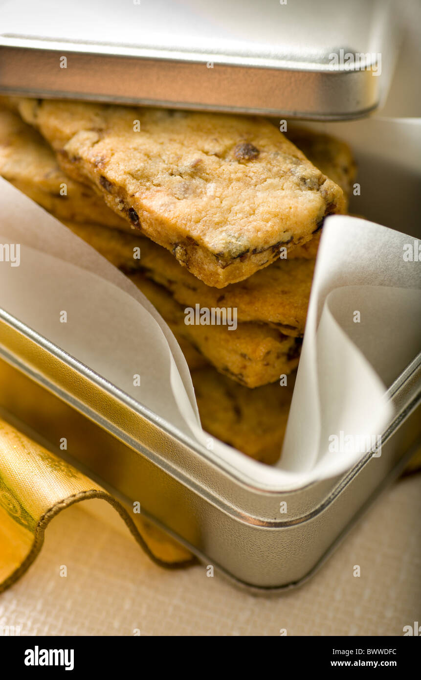 Currant-Ginger Shortbread cookies dentro de una caja de regalo de metal. Foto de stock