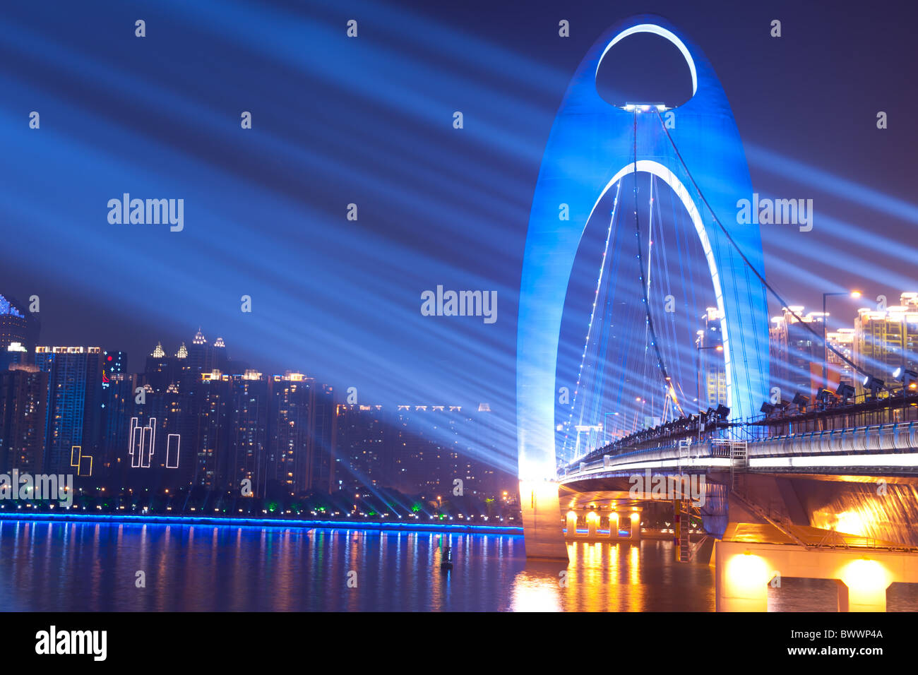 Escena nocturna de Liede puente con la brillante luz spot en la ciudad de Guangzhou de China Foto de stock