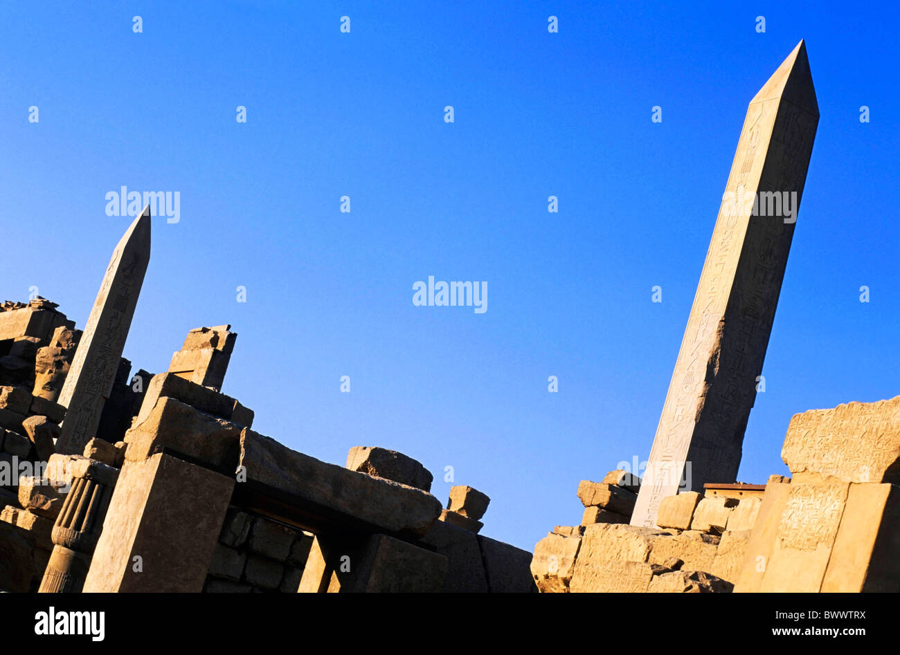 Egipto Luxor dos obelisco en el templo de Karnak uno de Tutmosis primero y uno de Hatshepsut Foto de stock