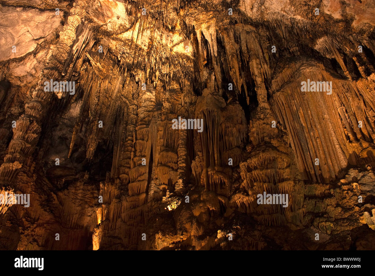 Estalactitas y estalagmitas en las cuevas de Mallorca España Foto de stock