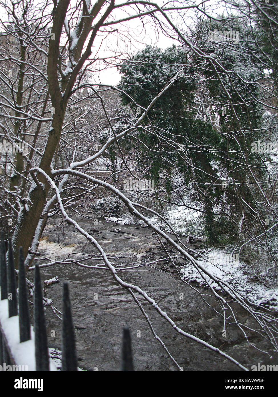 Reino Unido - Escocia -- 2010 -- el hermoso entorno de Dean Village en la nieve. Foto de stock
