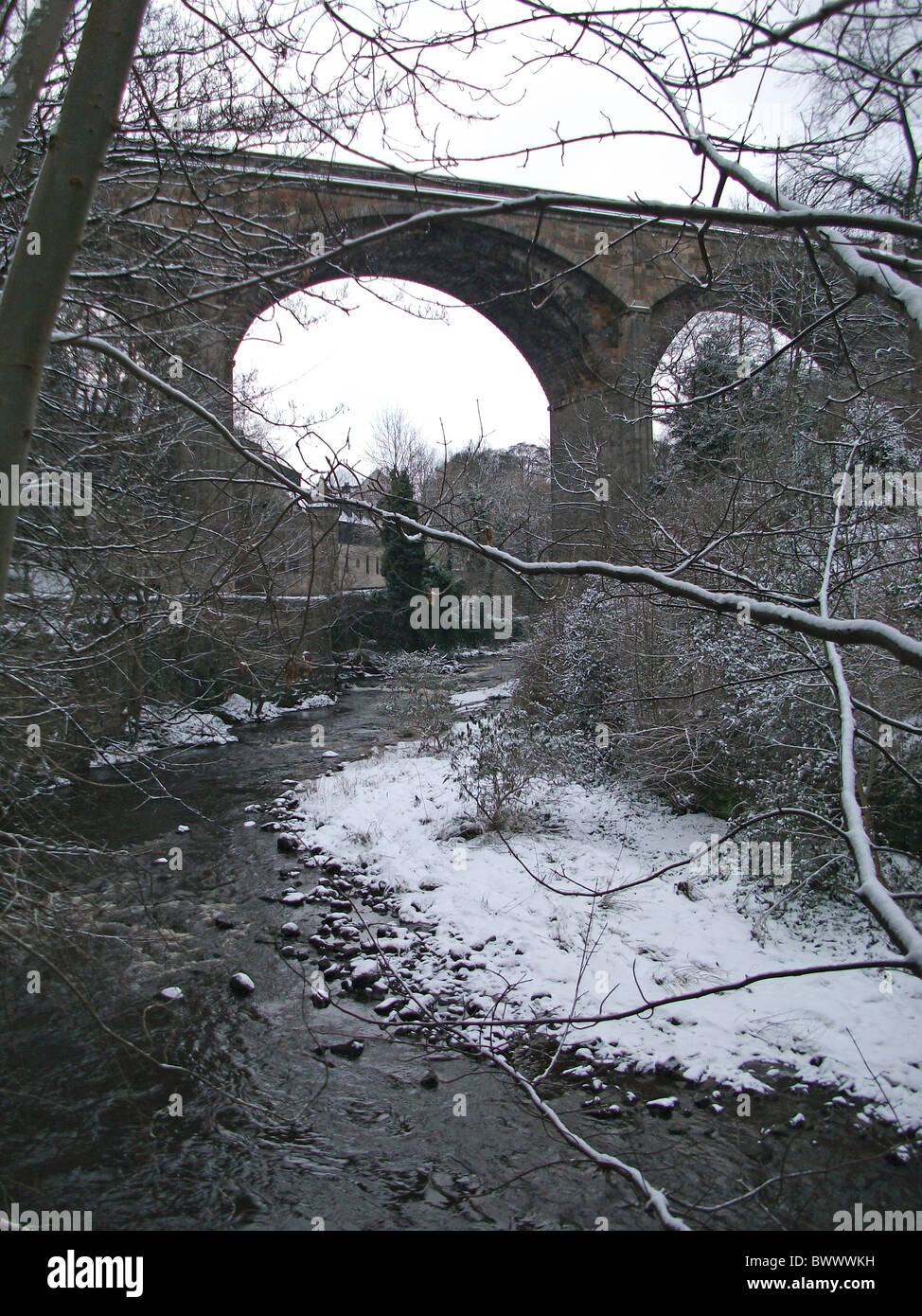 Reino Unido - Escocia -- 2010 -- el hermoso entorno de Dean Village bajo el puente Dean en la nieve. Foto de stock