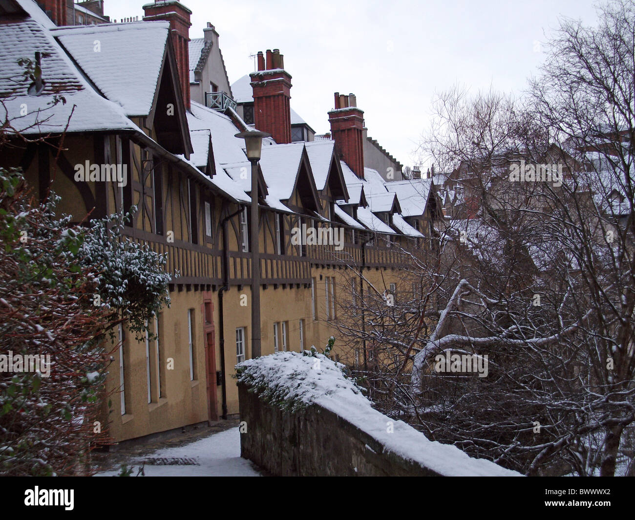 Reino Unido - Escocia -- 2010 -- el hermoso entorno de Dean Village en la nieve. Foto de stock