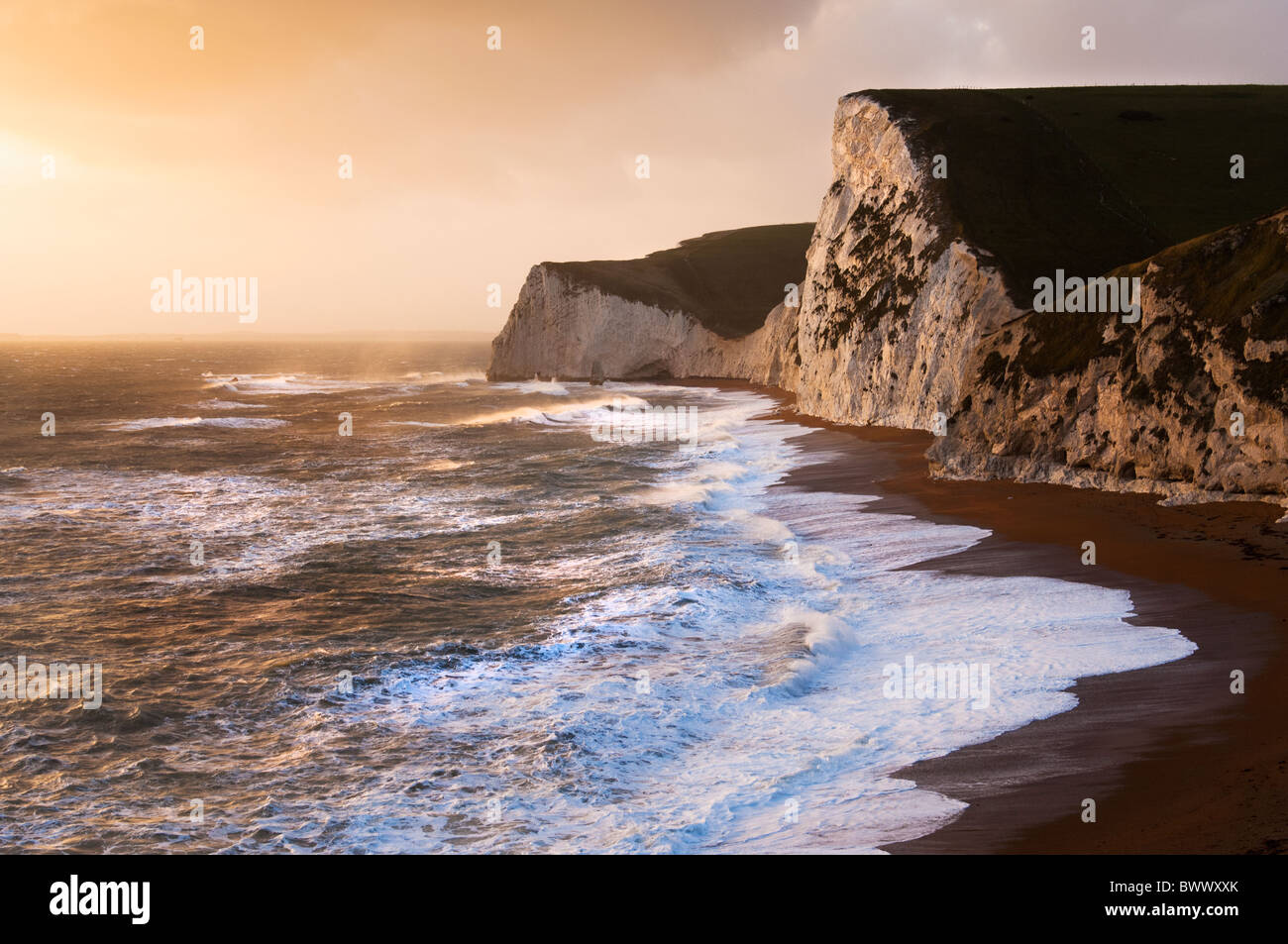 Un cielo de Purbeck moody satánico acantilados Foto de stock