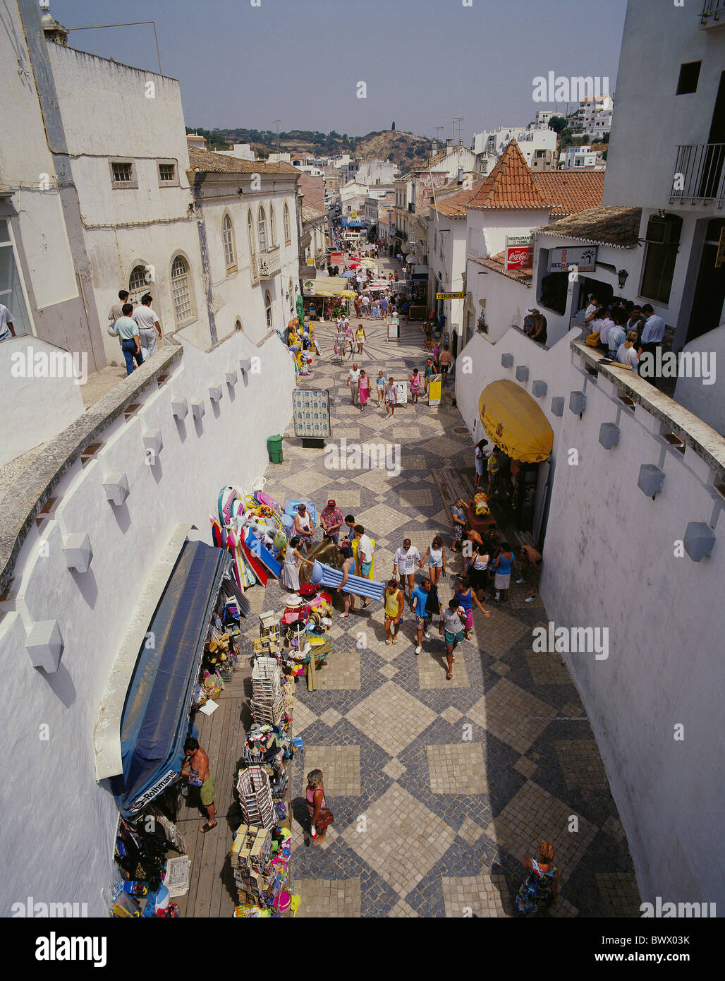 Portugal Algarve Albufeira calle comercial peatonal desde arriba antiguo  mall turista Fotografía de stock - Alamy