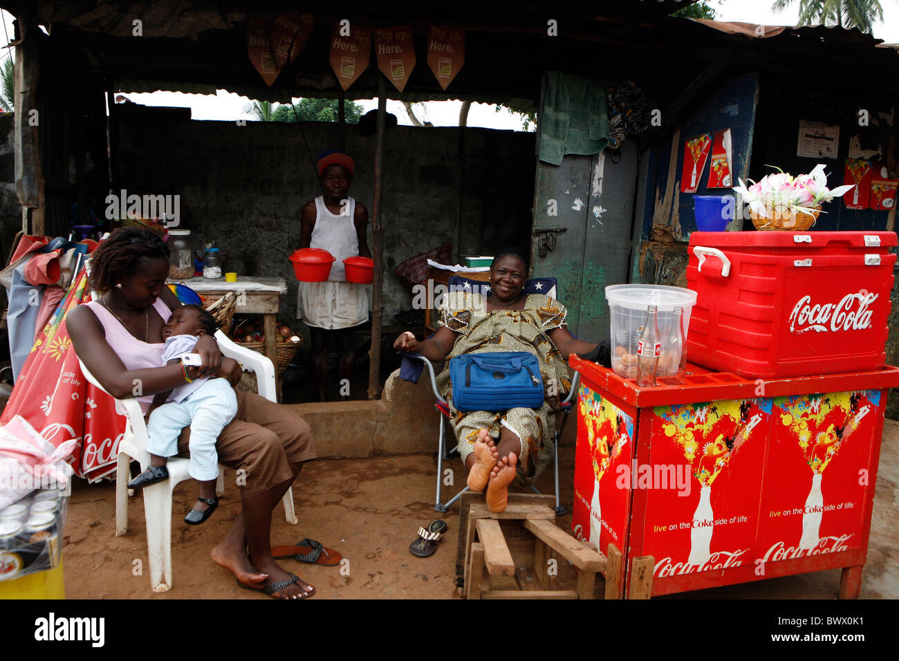 Tienda de la calle en Freetown, Sierra Leona, África occidental Foto de stock